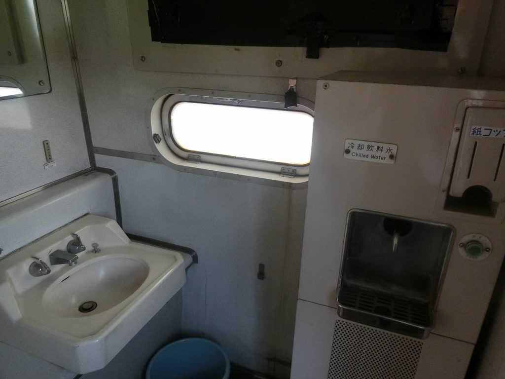 189系の冷水器と洗面台