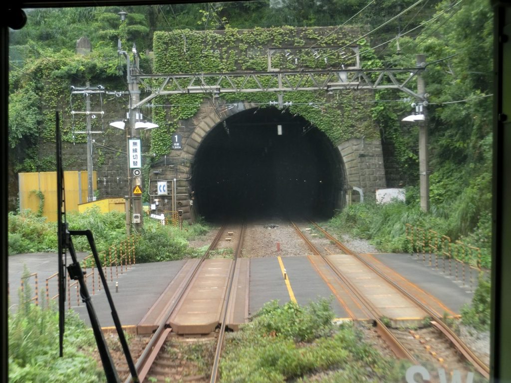 東海道本線最長の丹那トンネルに突入