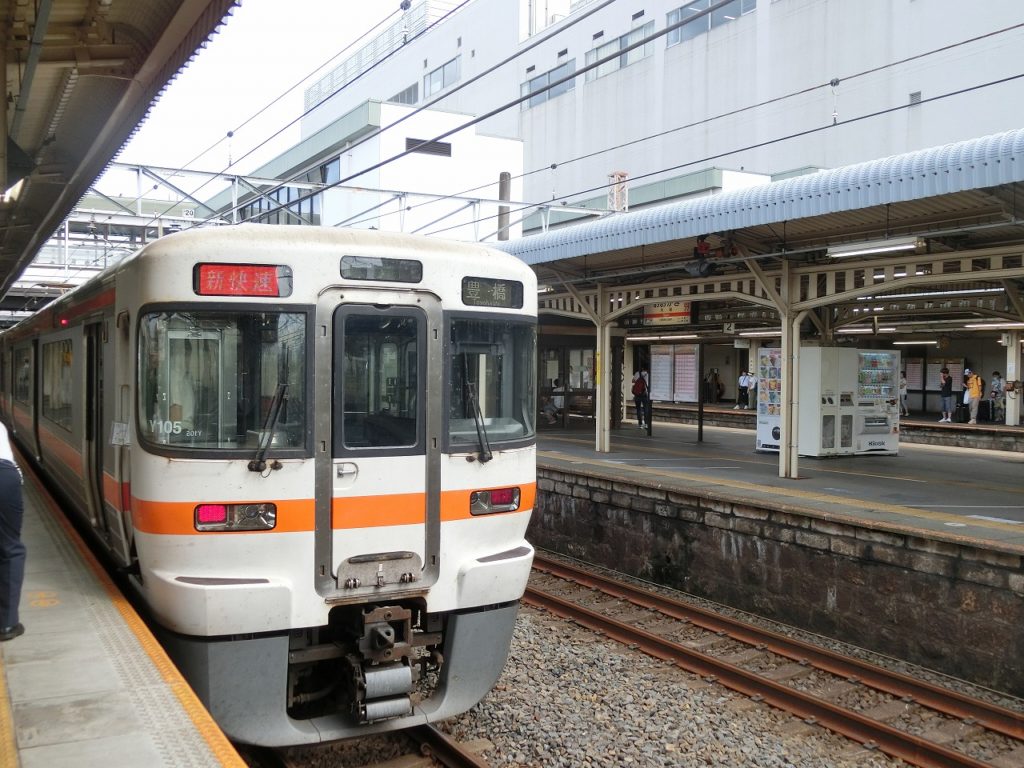 大垣駅に到着した新快速電車