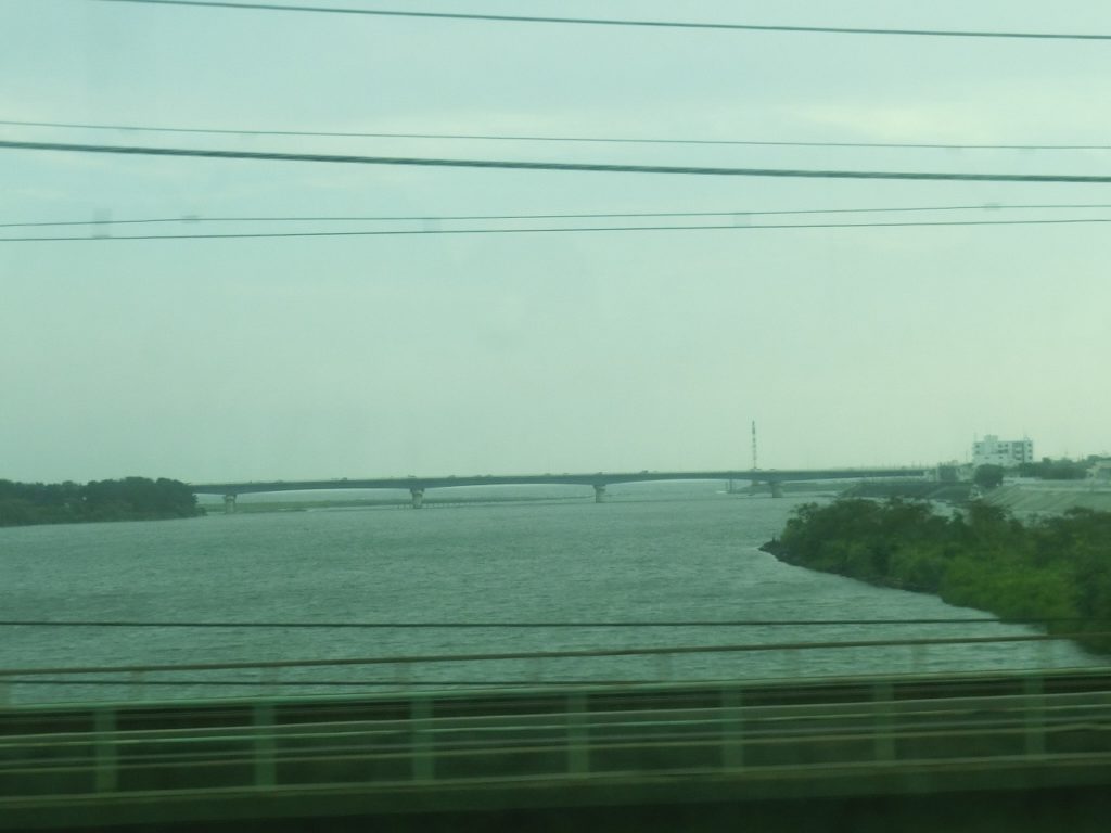 東海道本線平塚手前の馬入川橋梁からの海