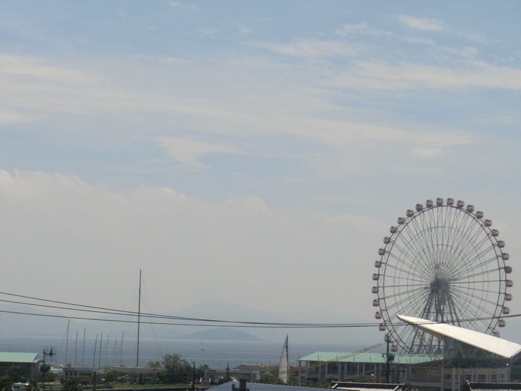 東海道本線の三河大塚~三河三谷間で海が見える