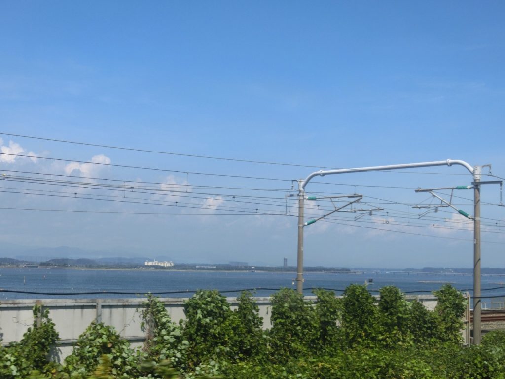 新幹線と並んで浜名湖を渡る東海道本線の車窓