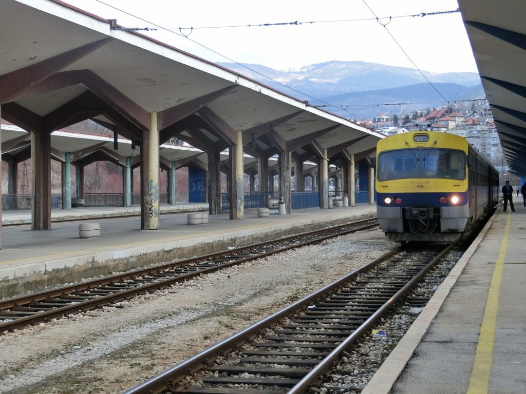 ボスニアヘルツェゴビナのサラエボ駅で出発を待つ特急列車