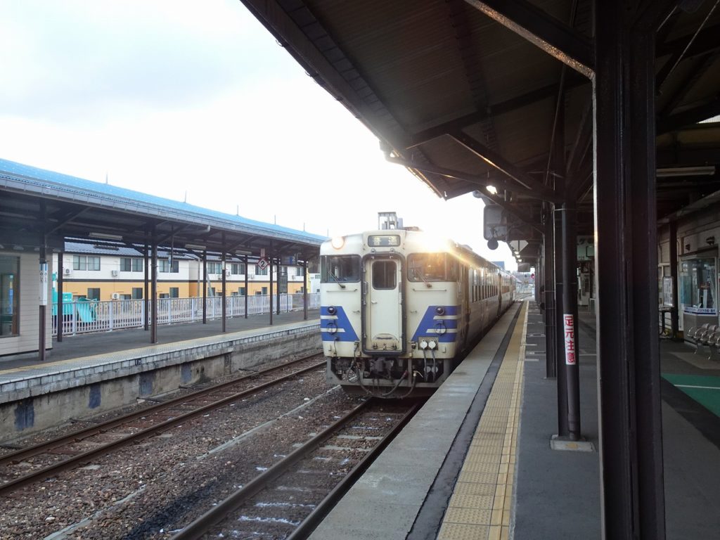 五能線の国鉄型キハ40系普通列車