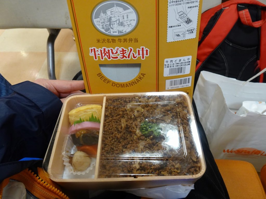 米沢駅の名物駅弁「牛肉どまんなか」