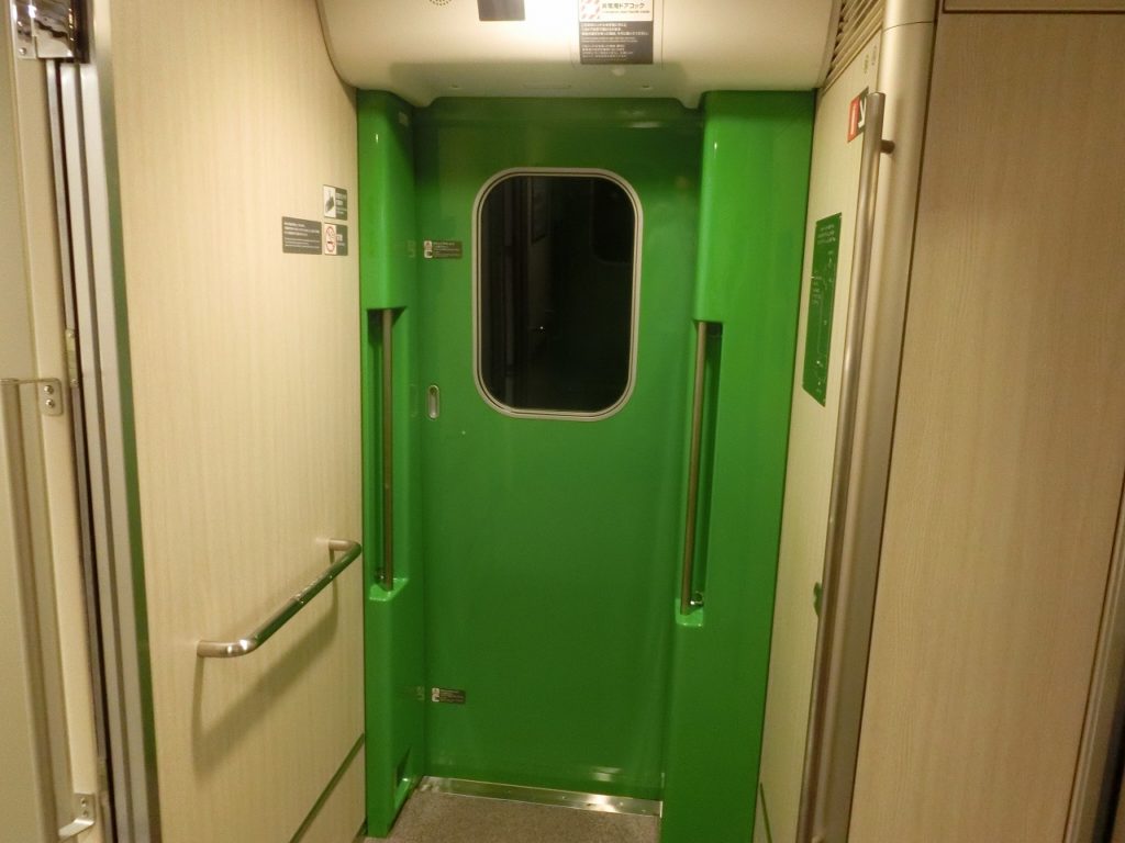E5系と違うH5系の乗降ドア