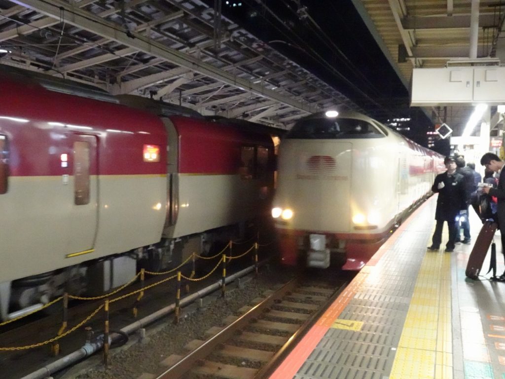 東京22時発の定期列車の発車と同時に入線する臨時のサンライズ出雲