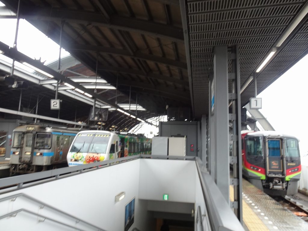 高知駅で並ぶ2700系「南風」と2000系「あしずり」