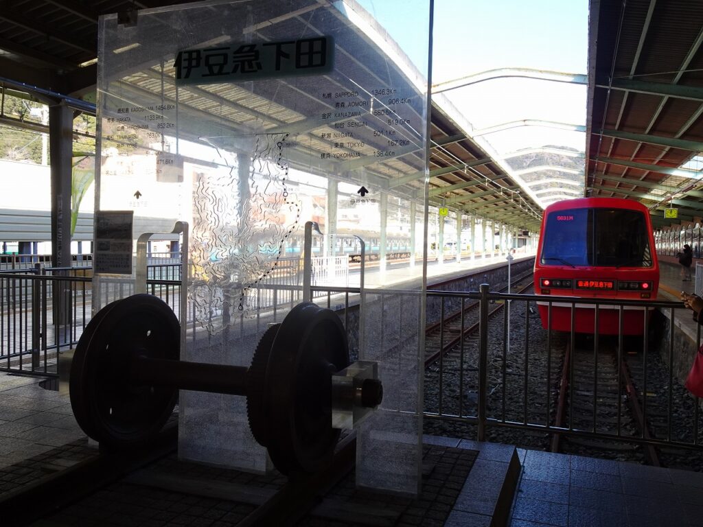 伊豆急下田駅に到着したリゾート21のキンメ電車