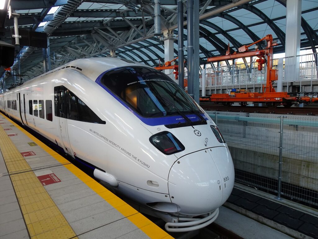 高架化されて新幹線準備の進む長崎駅に到着した885系「かもめ」