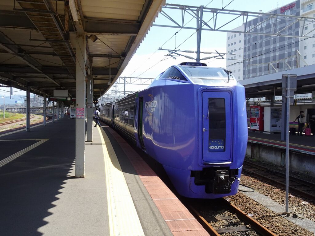 函館駅に停車中のキハ281系「北斗」
