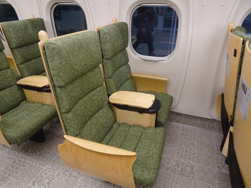 西九州新幹線「かもめ」の指定席の座席