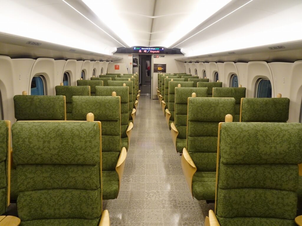 西九州新幹線「かもめ」の普通車指定席の車内
