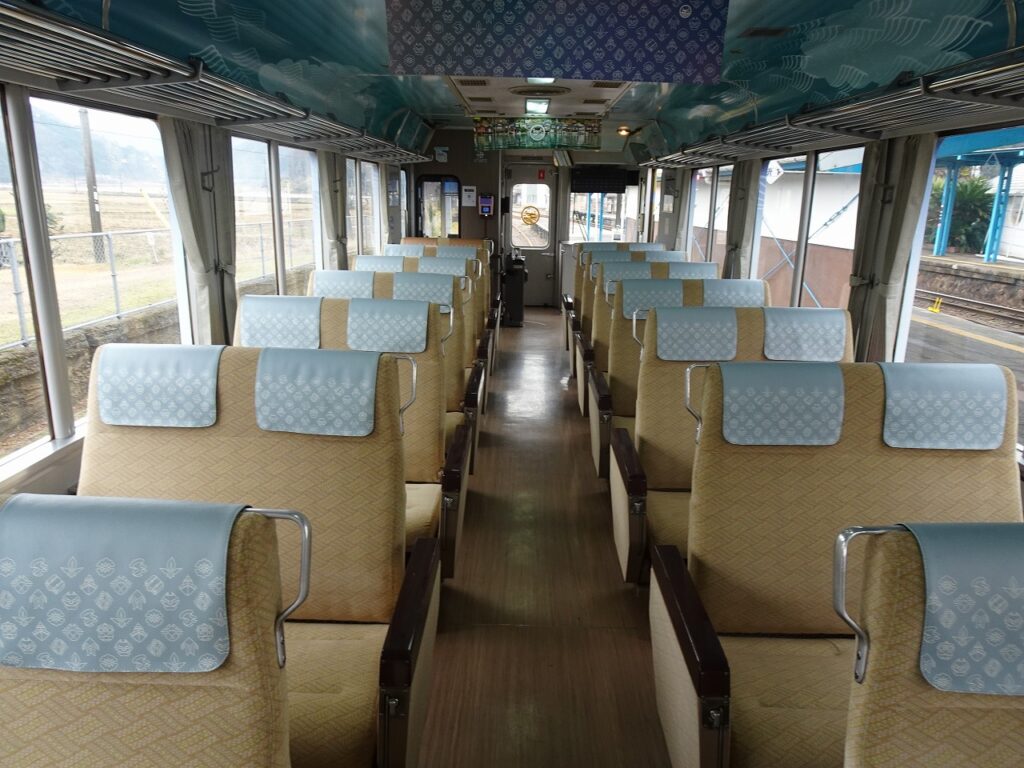 京都丹後鉄道の普通列車の車内