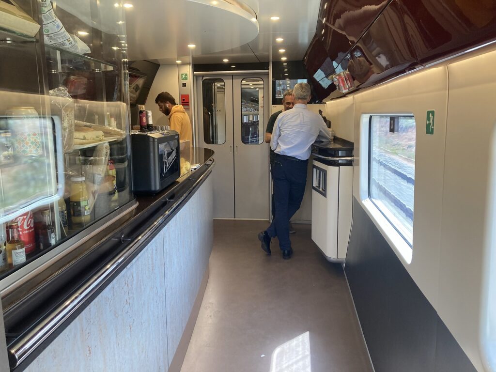 スペインの高速列車iryoの軽食堂車