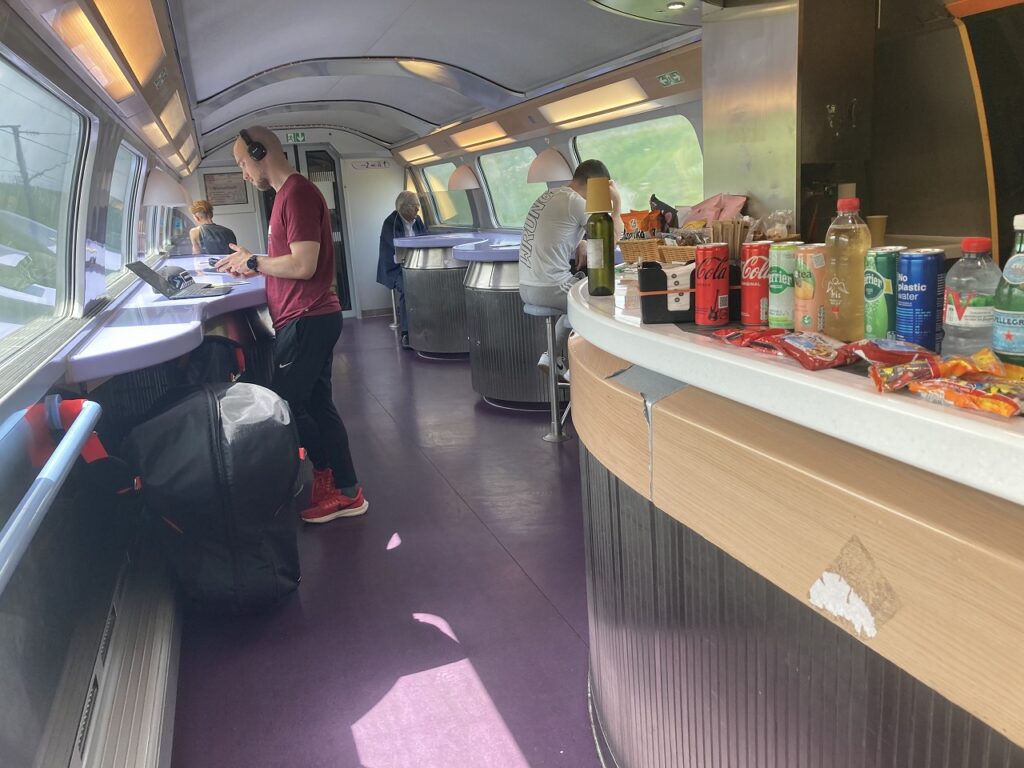 TGV Lyriaの一等車の軽食堂車