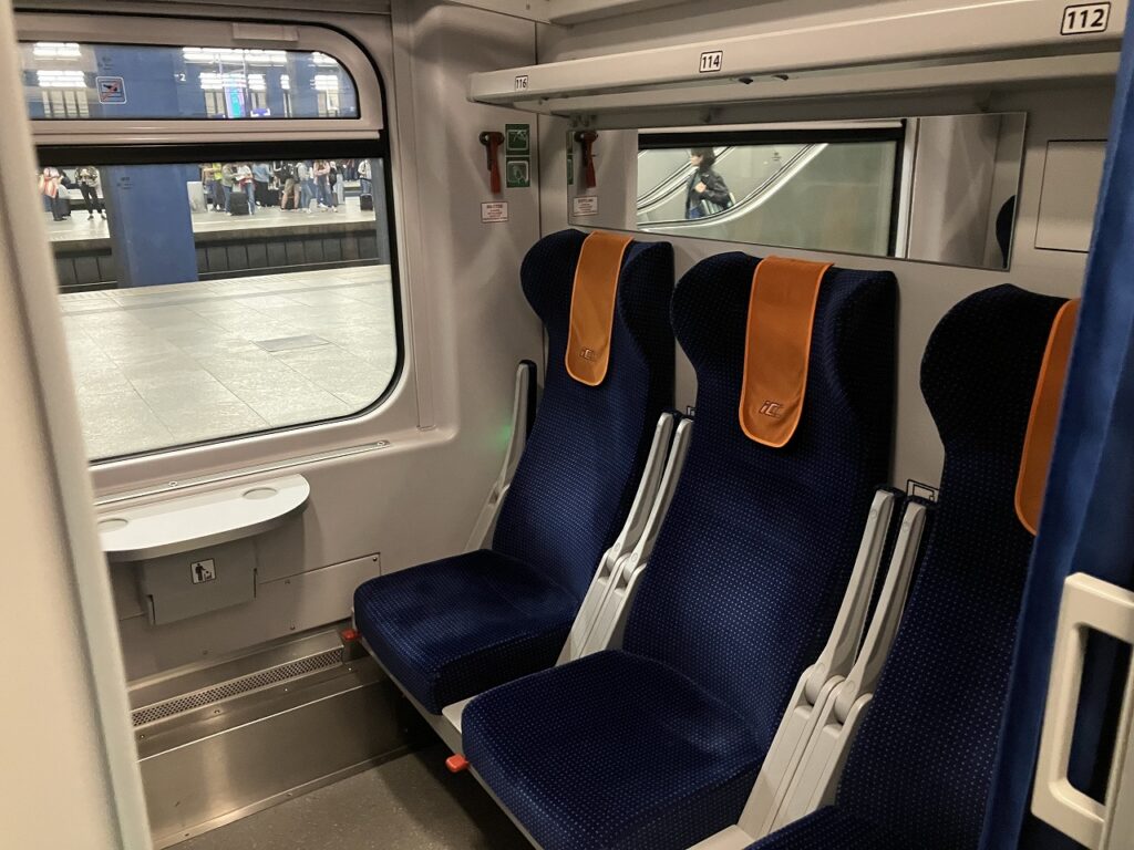 ポーランドのインターシティの2等コンパートメントの車内
