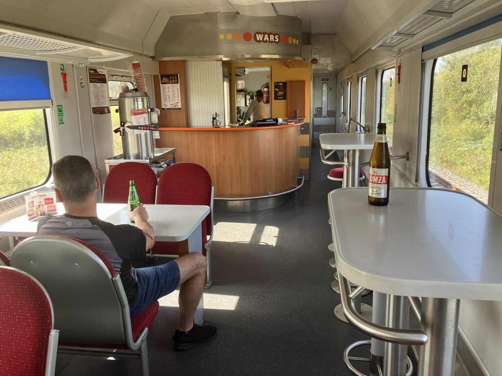 ワルシャワからヴィリニュス間のポーランド車両の食堂車
