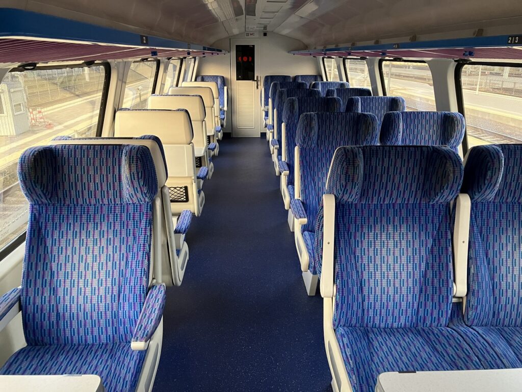リトアニアのヴィリニュス・カウナス間の列車の1等車の車内