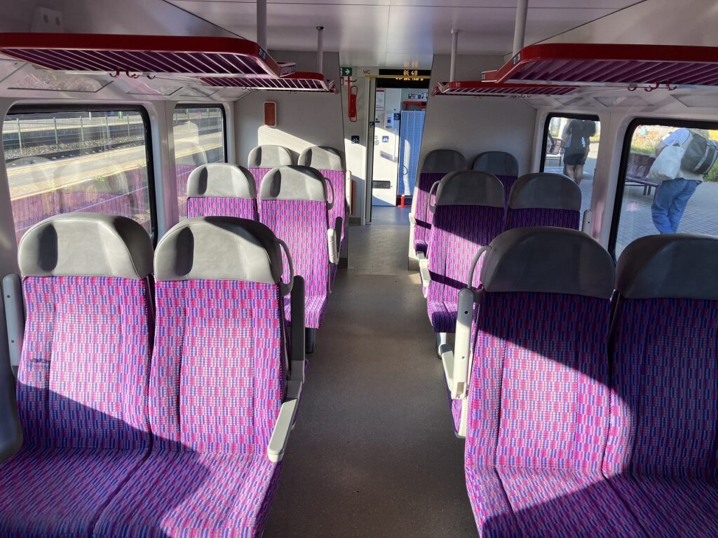 リトアニアのヴィリニュス・カウナス間の列車の2等車の車内