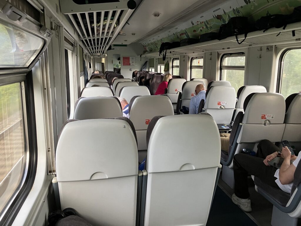 リトアニアのクライペダ行き列車の2等車の車内