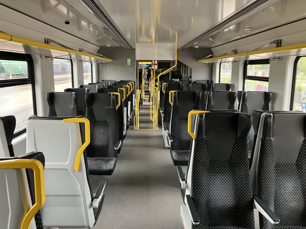 ラトビアのリガ～イェルガワ間の新型電車の車内