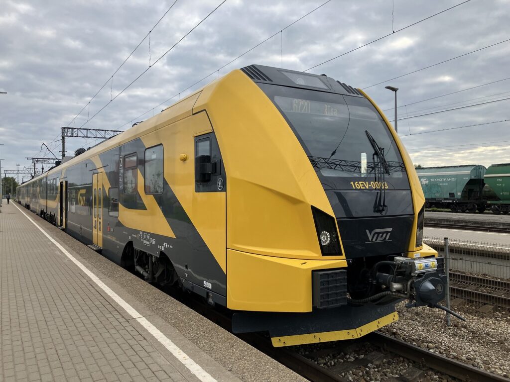 ラトビアのリガ～イェルガワ間の新型電車
