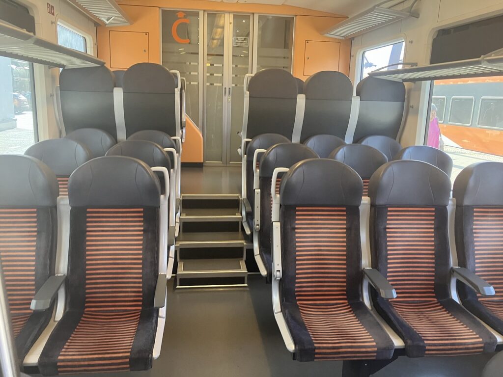 エストニアの列車の2等車の車内