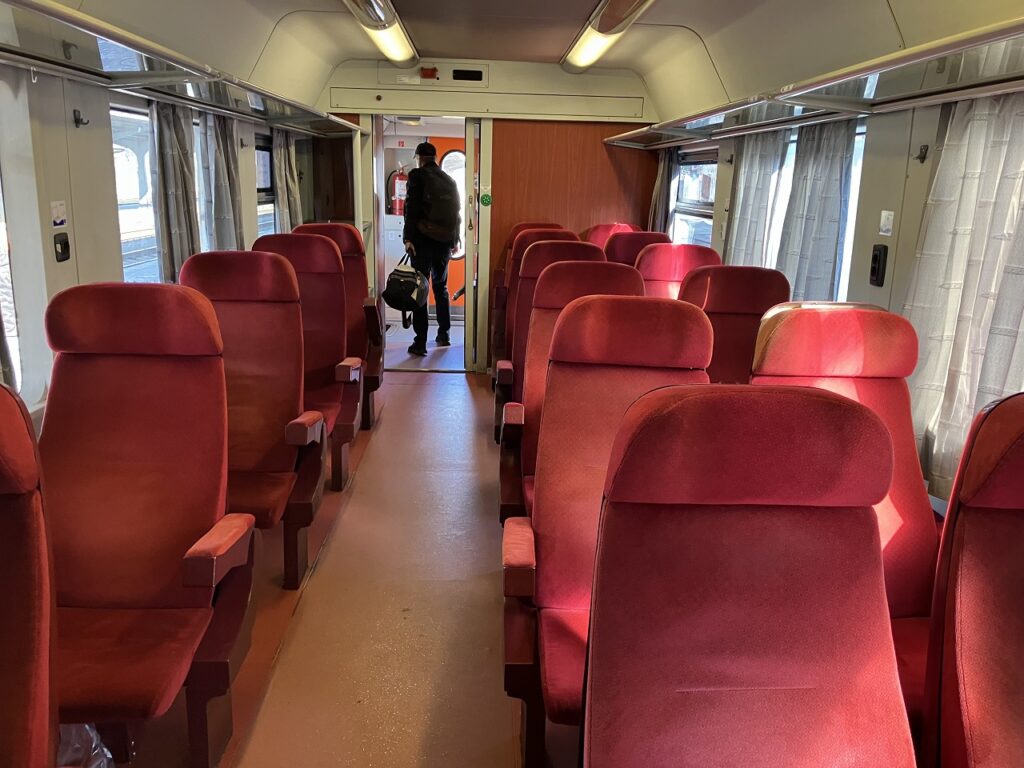 ルーマニア国鉄インターシティの1等車の車内